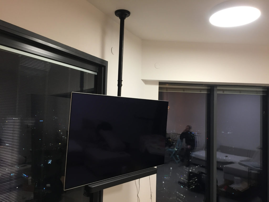 מתקין טלוויזיה מהתקרה